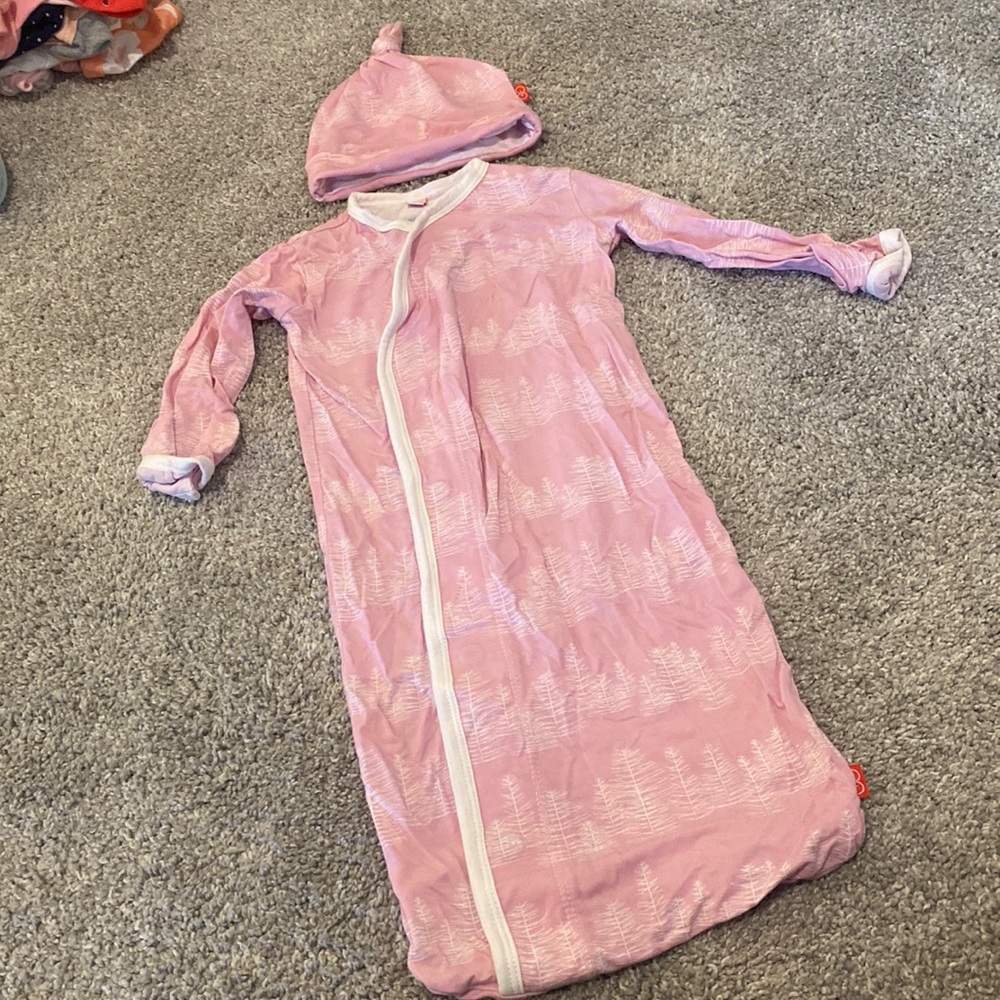 Magnetic me newborn gown and hat